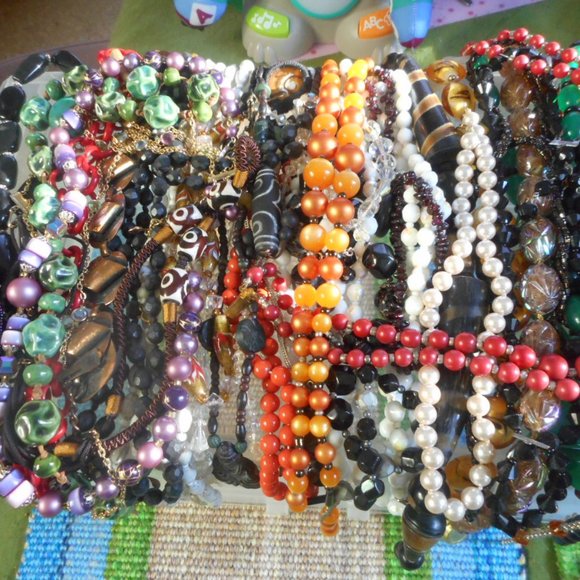 FOUR pounds of vintage to moderns necklaces:glass,plastic, ceramic - Picture 1 of 10